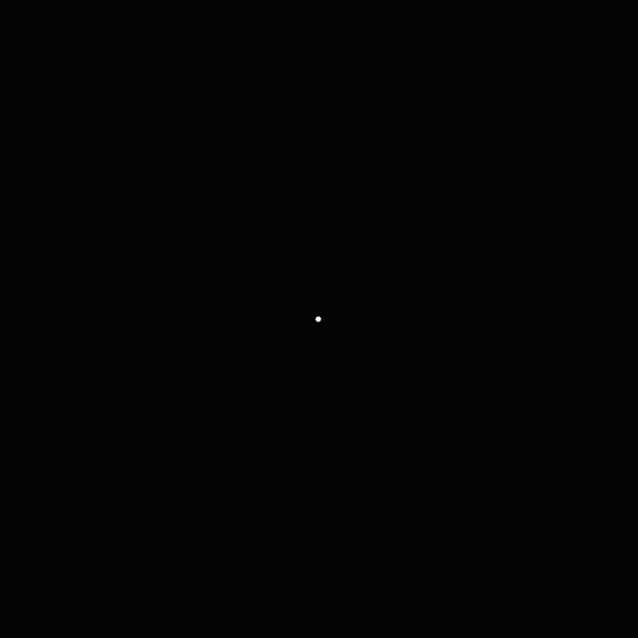 Punto blanco suspendido en oscuridad absoluta, símbolo del relato de terror psicológico “Lo que no parpadea”