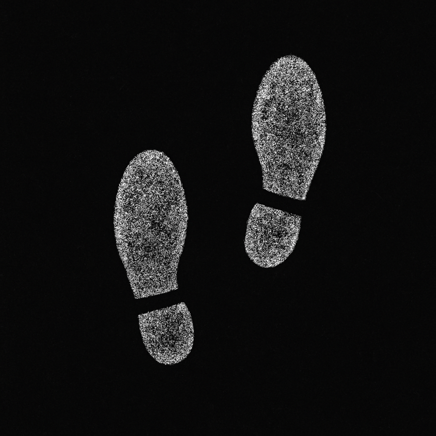 Dos huellas blancas dibujadas con trazos mínimos sobre fondo negro, estilo Umbral Cero