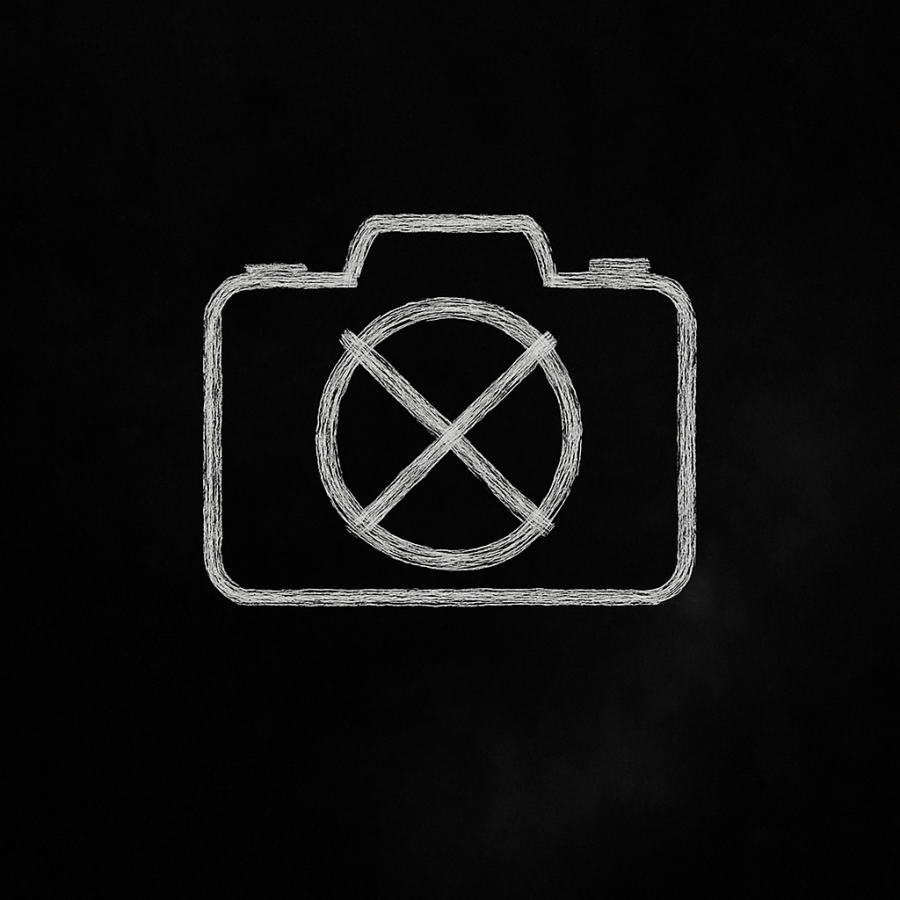 Marco fotográfico blanco incompleto trazado a mano sobre fondo negro texturizado, simbolizando la ausencia de reflejo en el micro-relato La Foto Sin Reflejo.