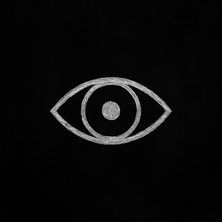 Símbolo de ojo blanco trazado a mano sobre fondo negro texturizado, representando la presencia oculta que aparece durante el parpadeo en el micro-relato Lo Que Espera Detrás del Parpadeo.