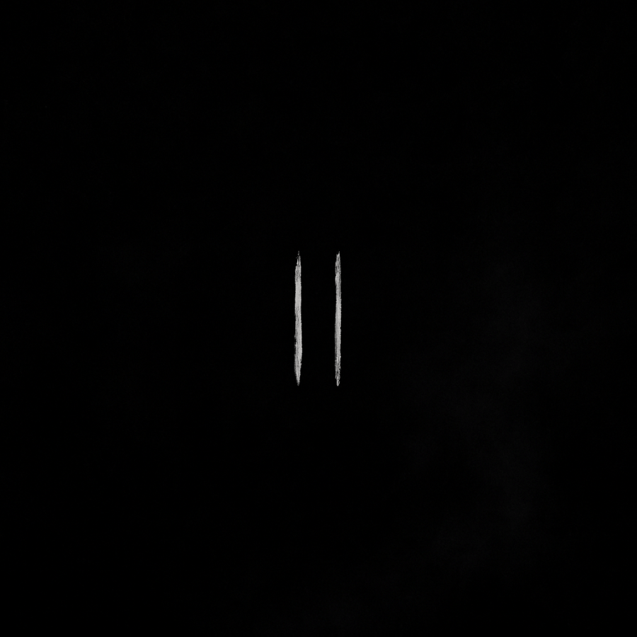 Símbolo blanco minimalista con dos trazos verticales trazados a mano sobre un fondo negro texturizado, representando la categoría Sombras de Umbral Cero.