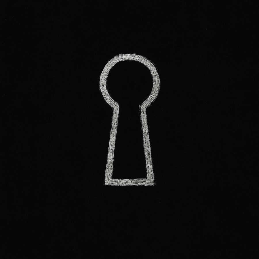 Símbolo de cerradura blanco trazado a mano sobre fondo negro texturizado, representando la puerta que se abre sola en el micro-relato Tuve Que Cerrar La Puerta Dos Veces.